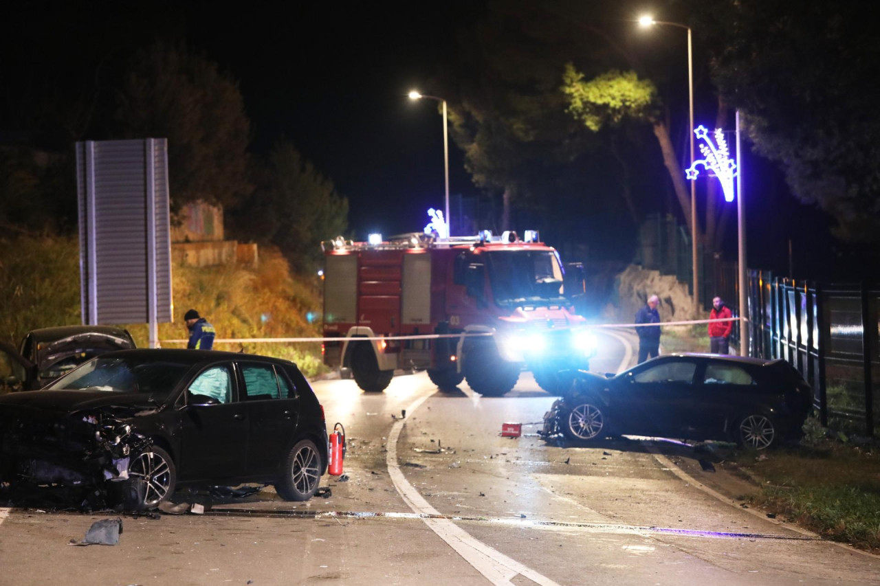 Teška prometna nesreća u Podstrani. Vatrogasci blokirali cestu